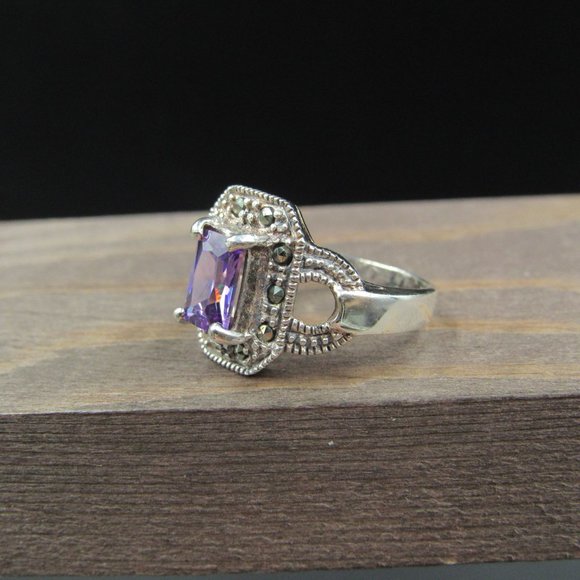 Size 6 Sterling Silver Marvelous Purple CZ Ring - Picture 2 of 8